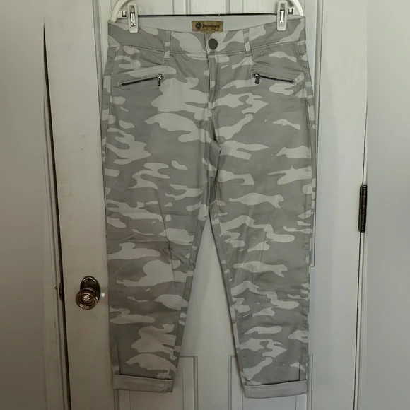 Democracy Women’s Camouflage Pants Size 10 Zipper Pockets Ab Solution Stretch - Picture 1 of 3